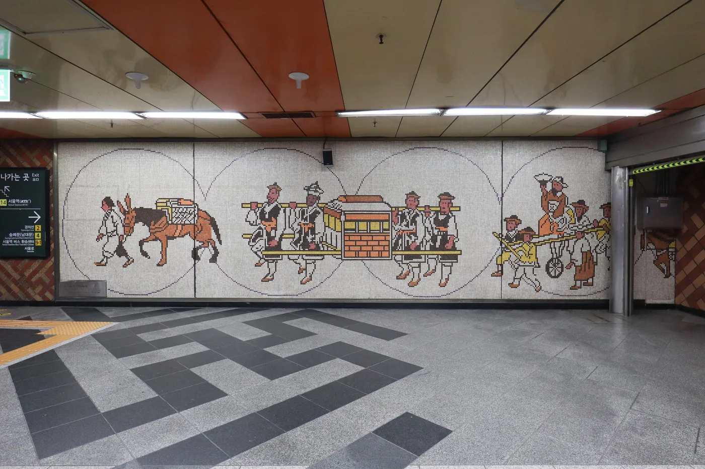 Platform and tracks inside Seoul Station on the Seoul subway network